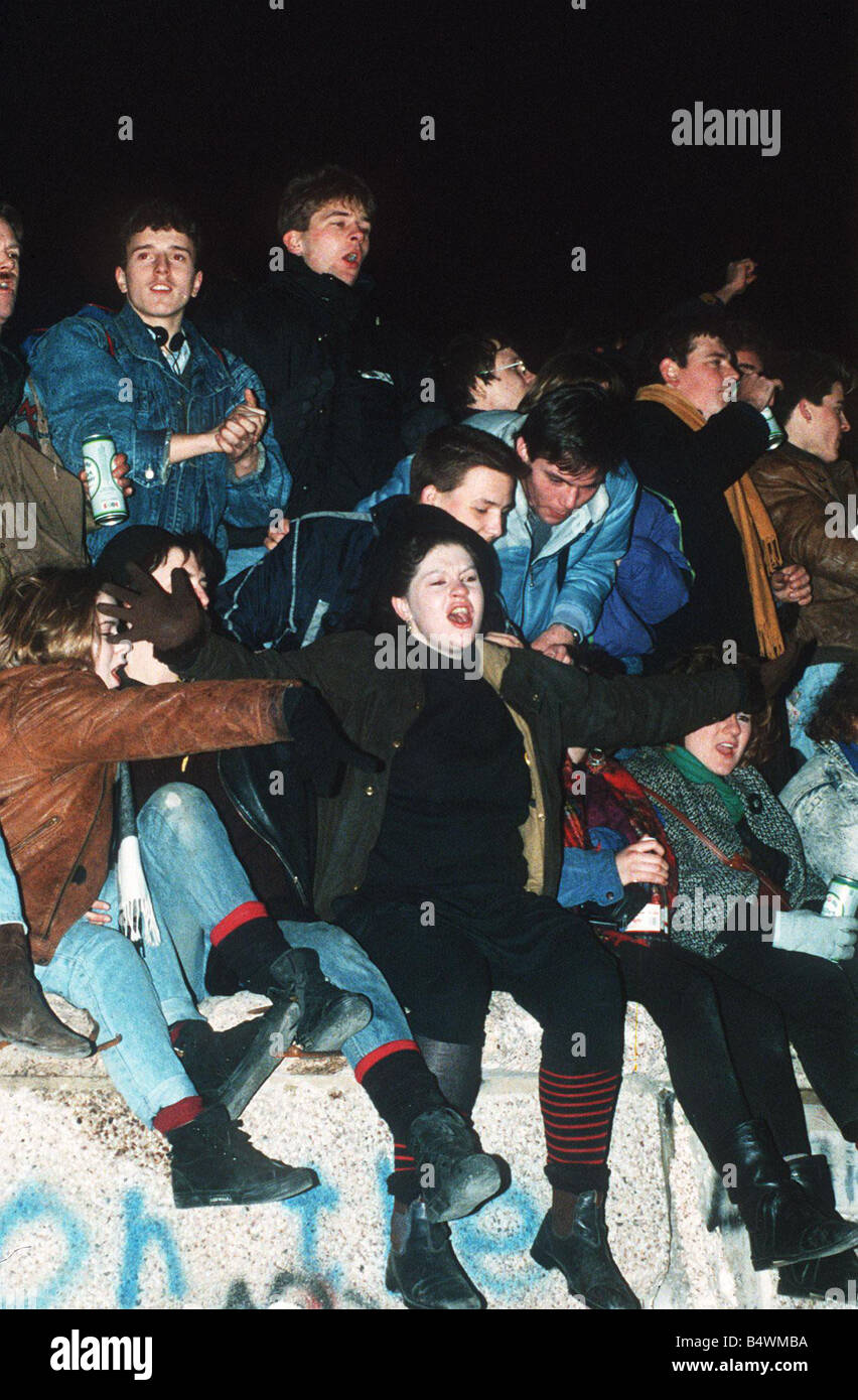 An diesem Tag 21. Juli 1990 mehr als 150 000 The Wall feiern eine riesige Outdoor-Rock-Konzert in Ost-Berlin besuchen zu feiern, den Abbau von Berlin Wall unser Bild Menge zeigt fallen der Berliner Mauer Deutschland am New Years Eve Dbase MSI Broschüre Mirrorpix 2003 Stockfoto