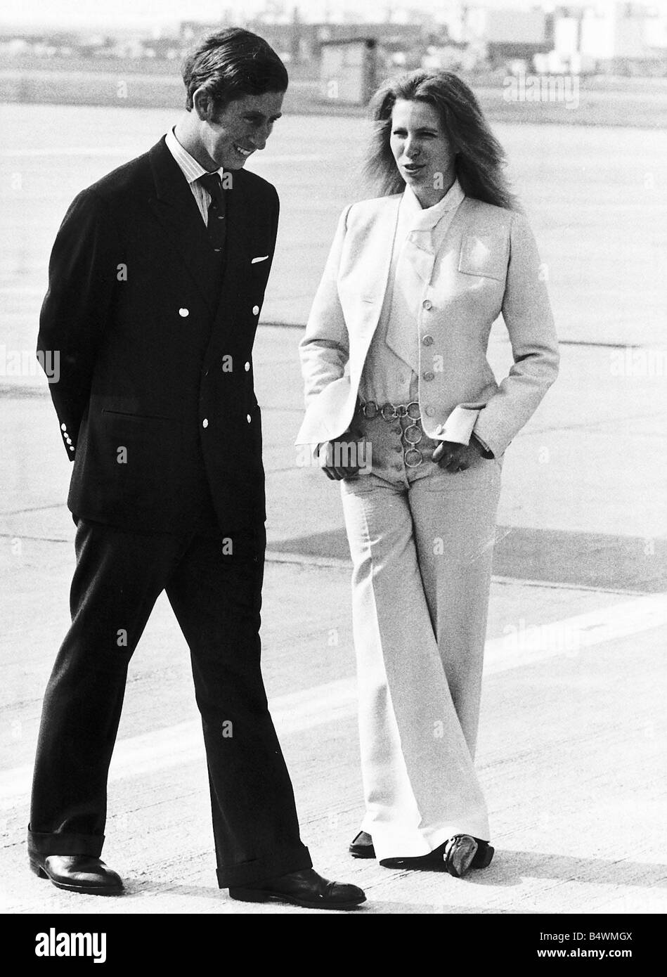 Prinzessin Anne mit ihrem Bruder Prinz Charles Prince Of Wales am Londoner Flughafen Heathrow, während sie darauf warten, nach Balmoral in Schottland fliegen kann 1973 Stockfoto
