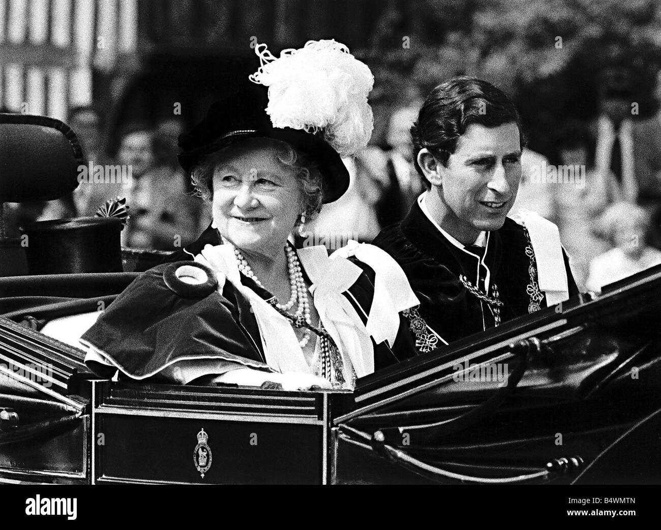 Königin-Mutter und Prinz Charles verlassen St. Georges Chapel in einer offenen Kutsche nach einer Bestellung der feierlichen Strumpfband in Windsor Castle für die Einsetzung der Lord Hunt und Sir Paul Hasluck Juni 1979 Stockfoto