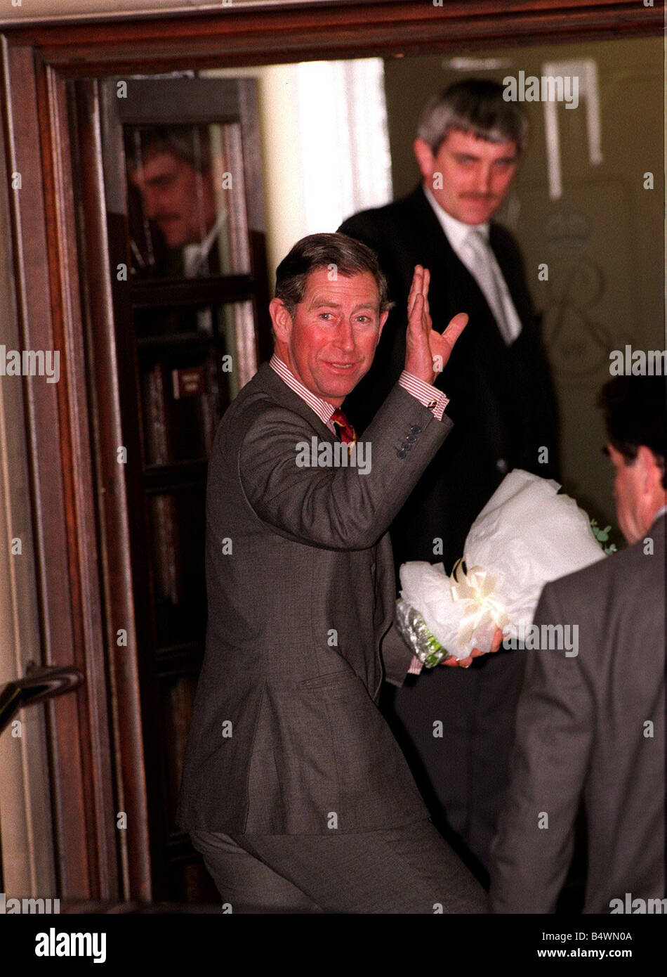 Prinz Charles Besuche der Königin-Mutter Januar 1998 Prinz Charles Welle außerhalb der King Edward VII Hospital in London nach dem Besuch der Königin-Mutter, die von ihrem zweiten Hüftoperation erholt Stockfoto