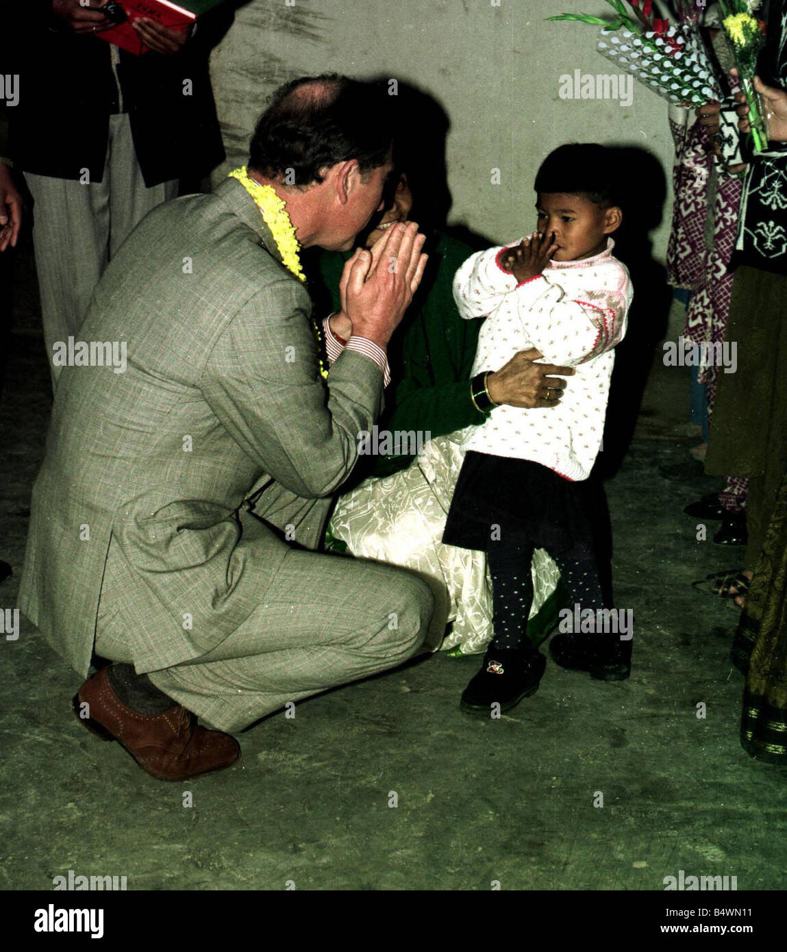 Prinz Charles Visits vernachlässigte Kinder in Nepal Februar 1998 an Menschenhandel Station am Katchmandu am Centre for HIV prostitu Stockfoto