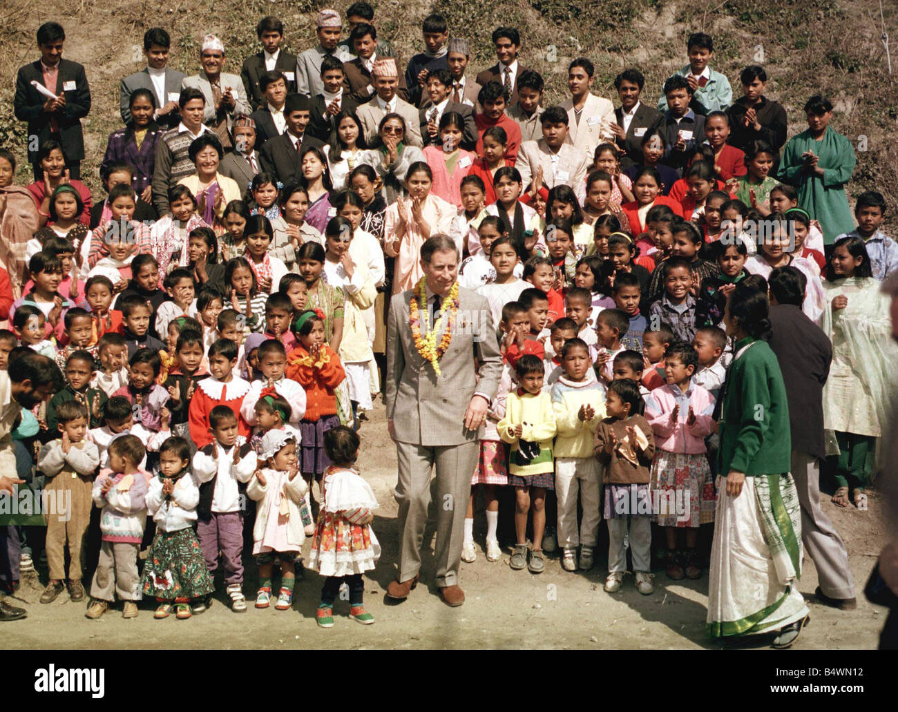 Prinzen Charles bei Frauen Zuflucht in Kathmandu steht der Prince Of Wales mit Mädchen zuhause die Maiti Nepal Zuflucht in Kathmandu nach seinem Besuch ins Zentrum früher, das im Tierheim junge Frauen aus armen nepalesischen Familien, die in Prostitution denken betrogen wurden, die sie nach Indien unternommen wurden rettet, in Fabriken zu arbeiten, Februar 1998 Stockfoto