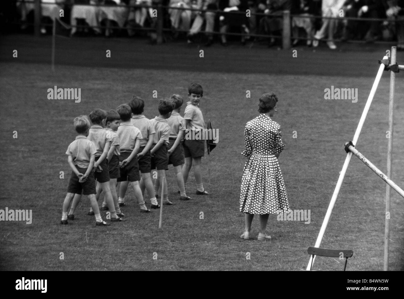 Prinz Charles im Alter von 9 am Schulsporttag Juli 1957 Stockfoto