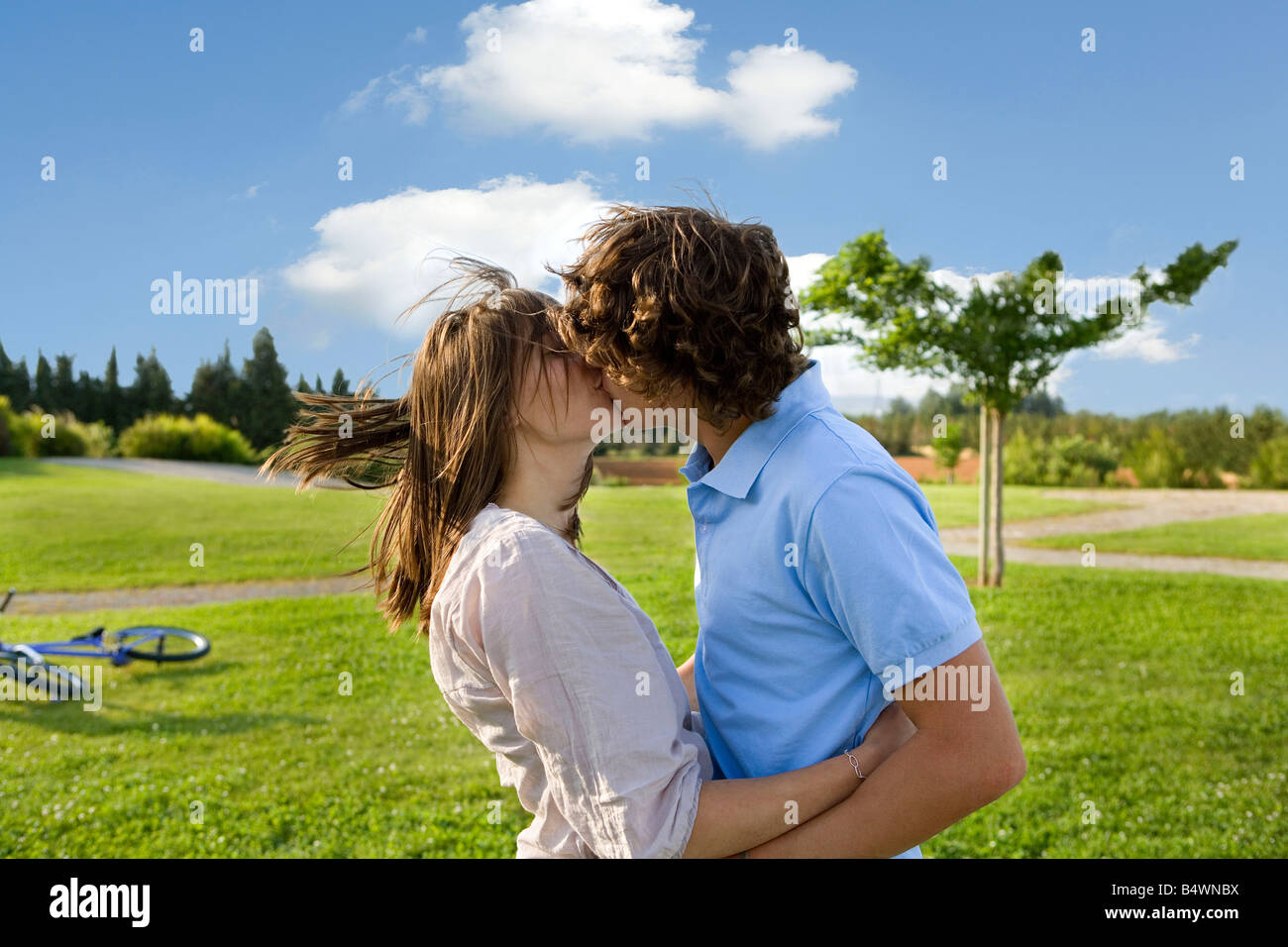 Teen Liebhaber küssen im park Stockfotografie - Alamy