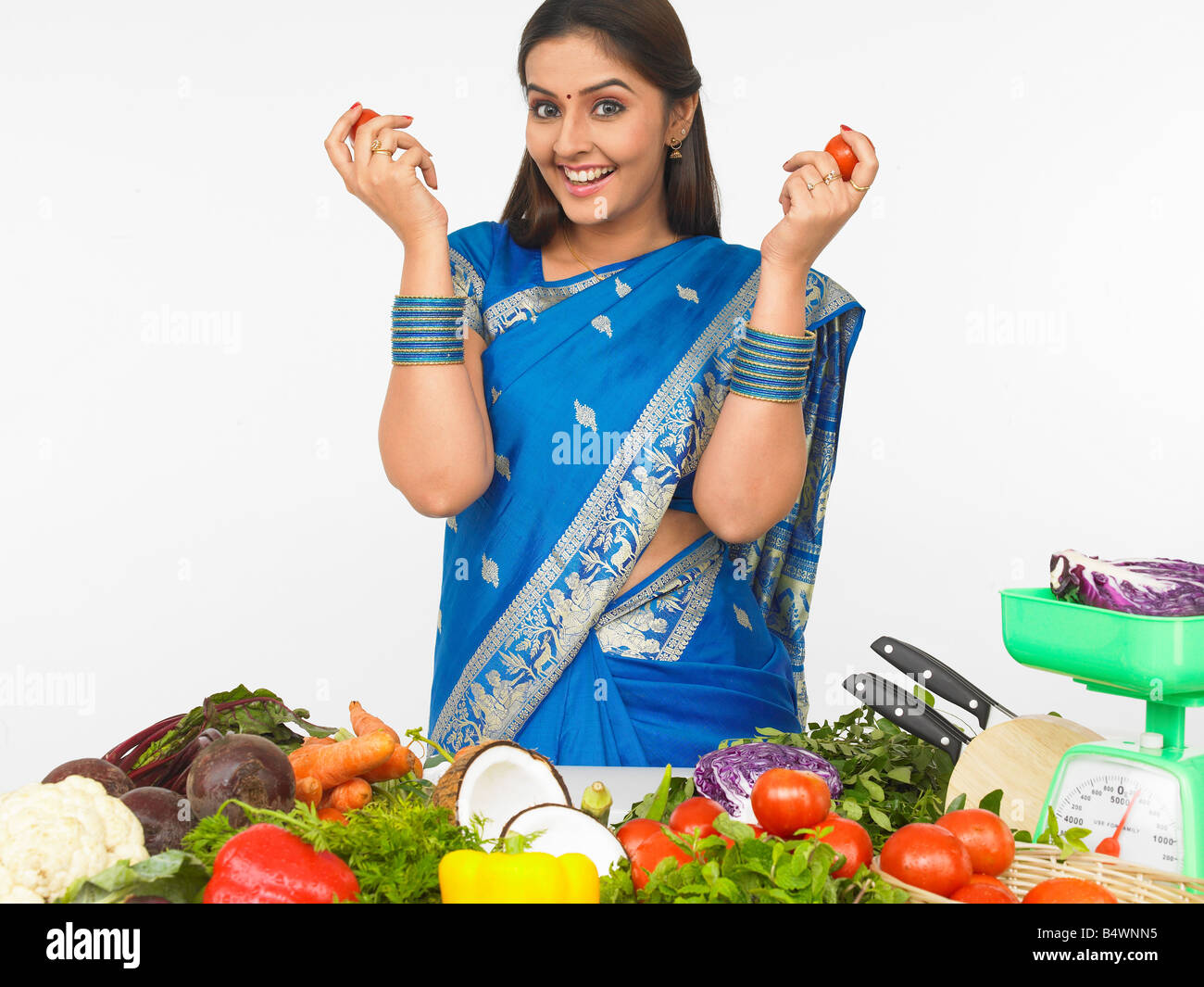 asiatische Frauen indischen Ursprungs mit ihrer Gemüse Küche Stockfoto