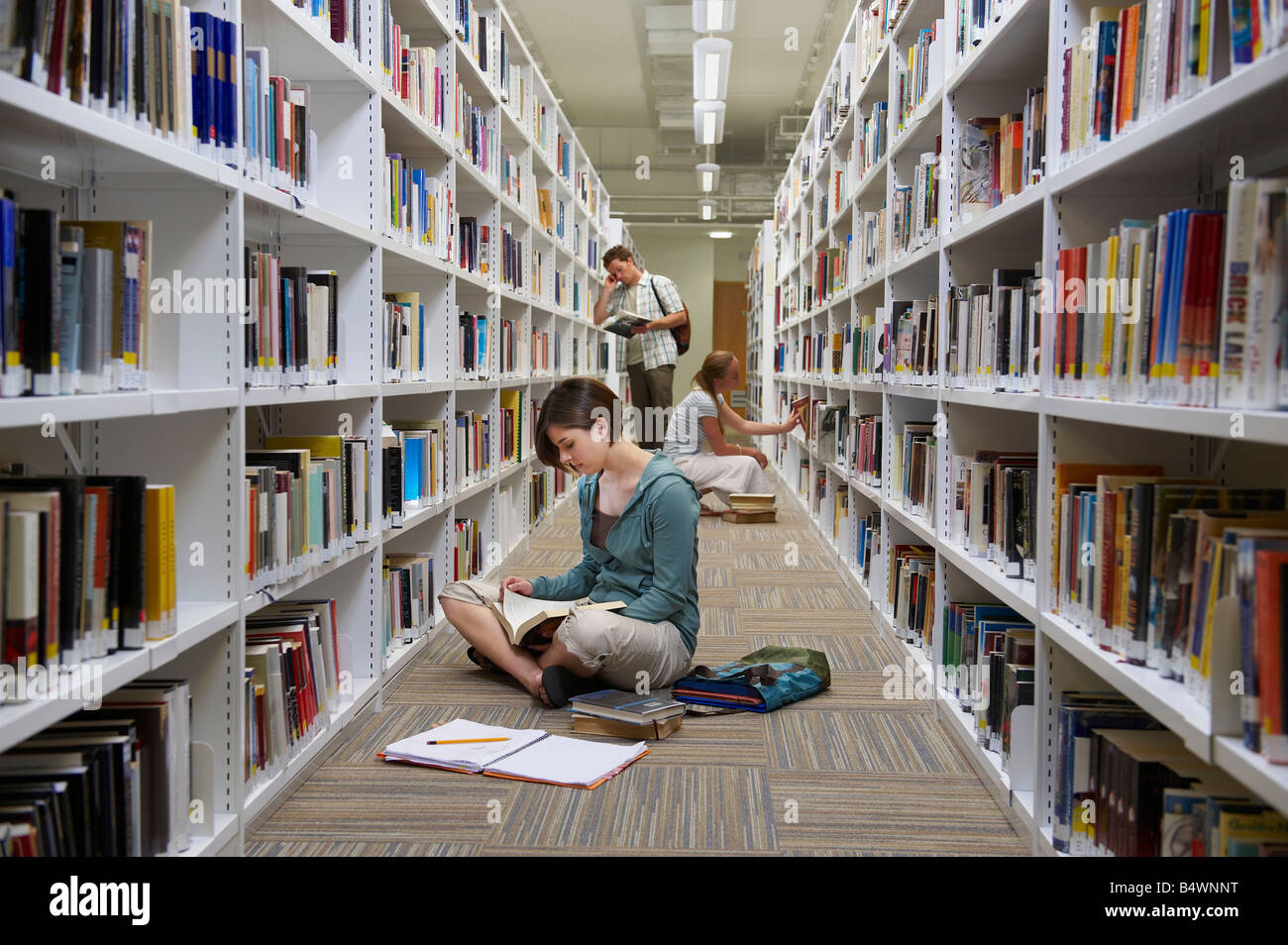 Junge Studenten in einer Bibliothek Stockfoto
