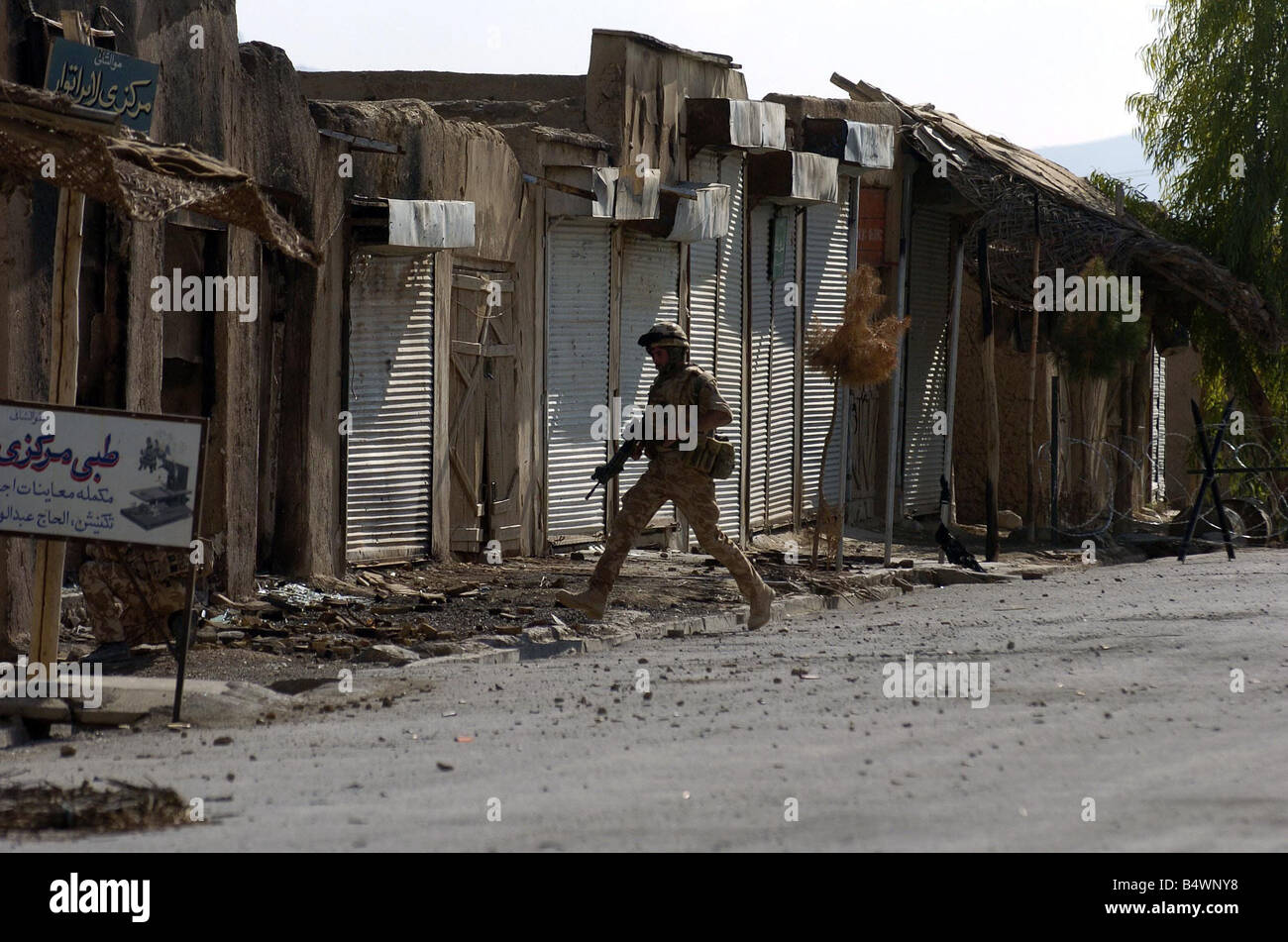 Mitglied der K Company von der königlichen Marine 42 Commando gesehen hier patrouillieren in den Straßen von Nowzad vernarbt die entlegenste Schlacht Stockfoto