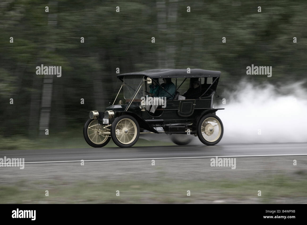 Stanley Dampfwagen mit Geschwindigkeit auf Landstraße Stockfoto