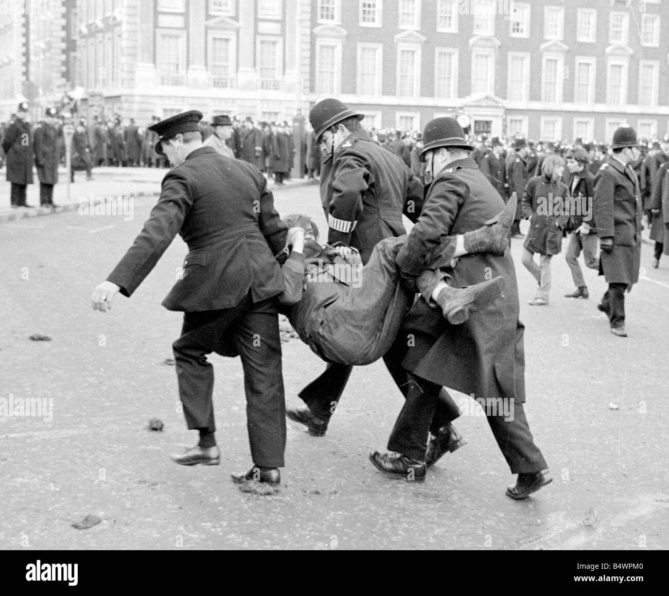 Eine Demonstration vor der amerikanischen Botschaft in London Grosvenor Square gegen Verwicklung der USA in den Vietnam-Krieg führt zu Gewalt mit 91 Polizei verletzte und mehr als 200 Demonstranten verhaftet.; März 1968; DM Y2615 - 20c Stockfoto