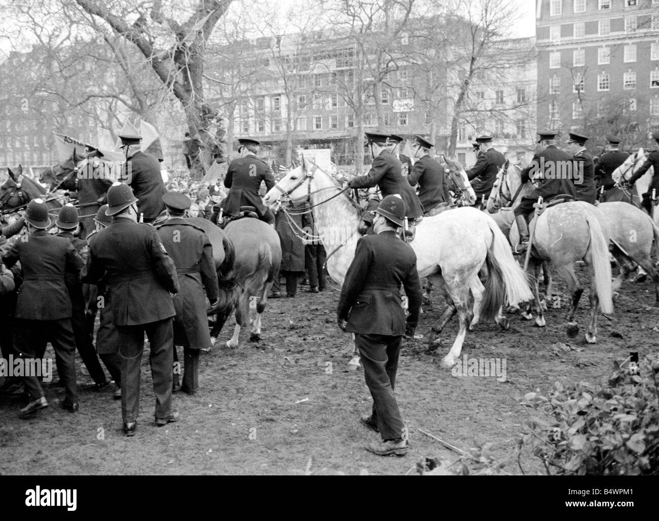 Polizei auf Reiten versuchen, retore bestellen bei einer Demonstration in Grosvenor Square gegen Verwicklung der USA in den Vietnam-Krieg. Die Proteste führten zu Gewalt mit 91 Polizei verletzte und mehr als 200 Demonstranten verhaftet.; März 1968; DM Y2615 - 21c Stockfoto