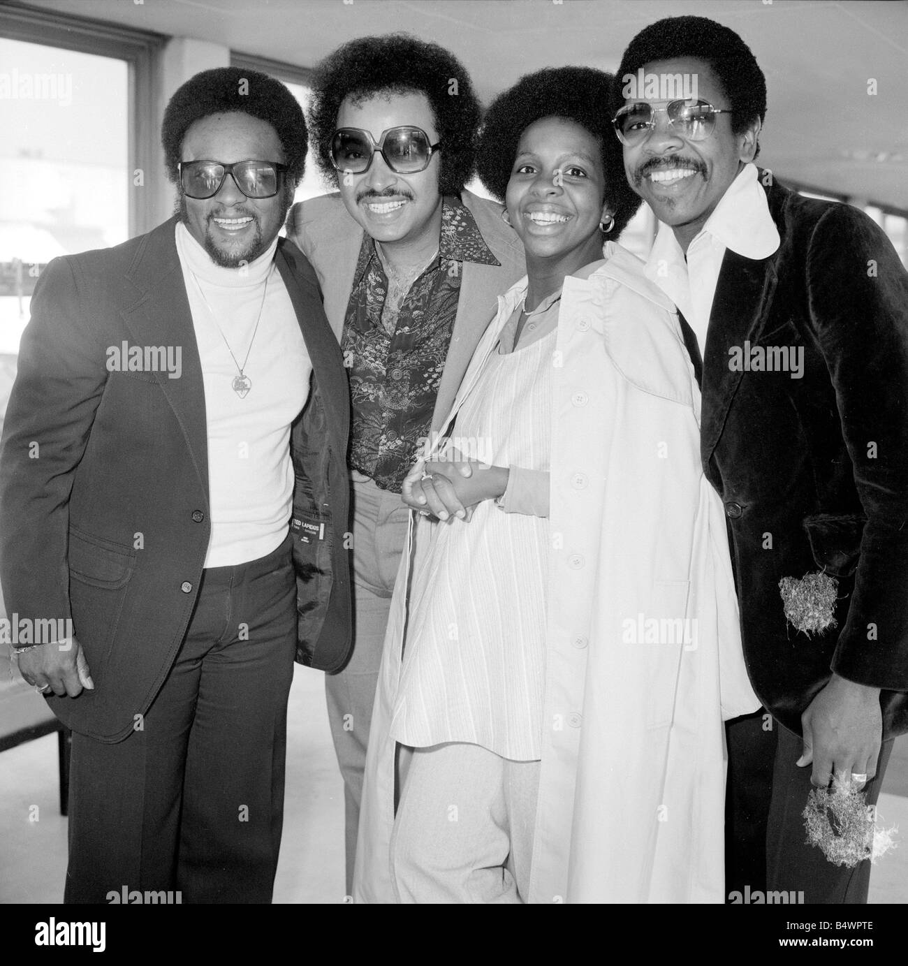 US-amerikanische Soul-Sängerin Gladys Knight mit ihrer Unterstützung Gruppe The Pips, bestehend aus l-r: Edward Pattern, William Guest und Merald Ritter; posieren Sie für ein Foto am Flughafen Heathrow; April 1976; Stockfoto