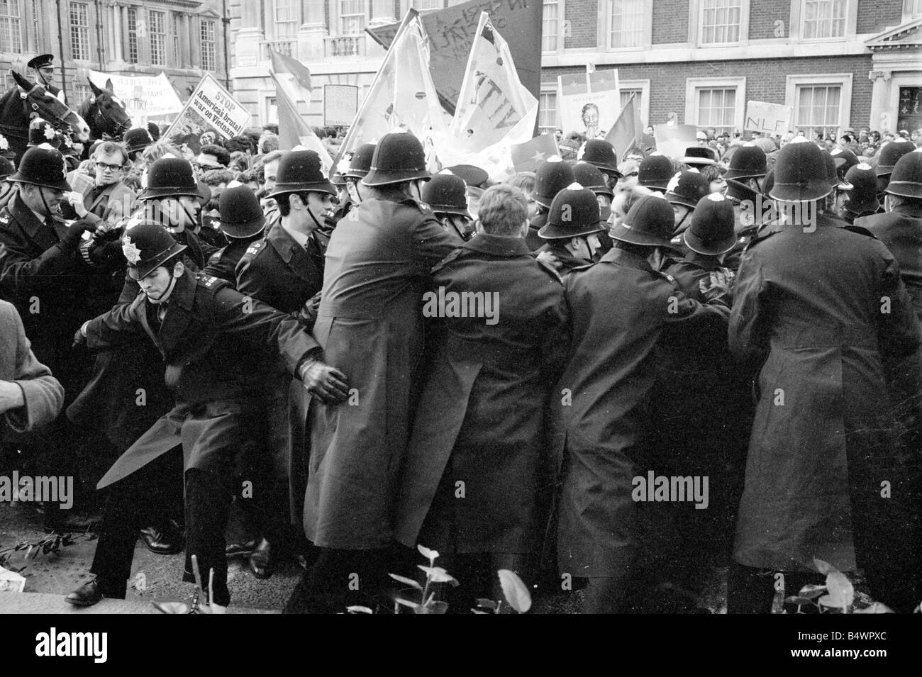 Eine Demonstration vor der amerikanischen Botschaft in London Grosvenor Square gegen Verwicklung der USA in den Vietnam-Krieg führt zu Gewalt mit 91 Polizei verletzt und 200 Demonstranten verhaftet.; März 1968; DM Y2615-26 b Stockfoto