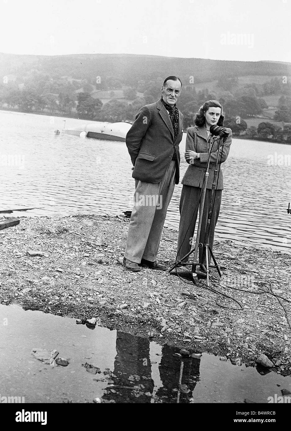 Sir Malcolm Campbell führt Geschwindigkeit Studien seines Bootes Bluebird 1947 gesehen hier gibt ein Interview mit seiner Tochter Stockfoto