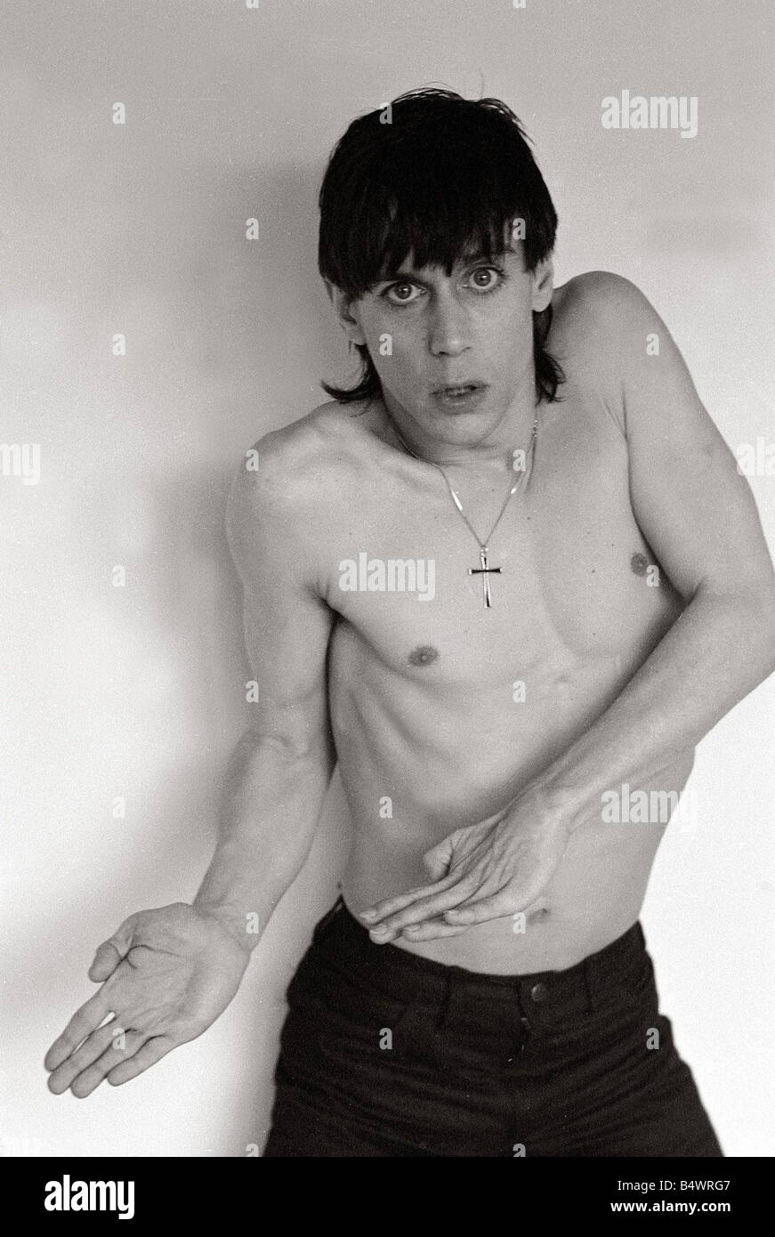 Iggy Pop Amerikanischer Rock Star Sanger Februar 1977 Nackten Oberkorper Kette Mit Kreuz Tanzenden Dm77 1146 Kennedy 28 02 1977 Iggypop0405 Stockfotografie Alamy