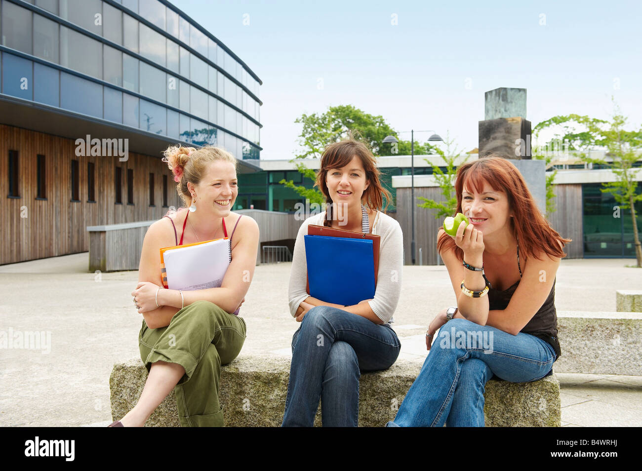 Drei junge Frauen auf dem campus Stockfoto