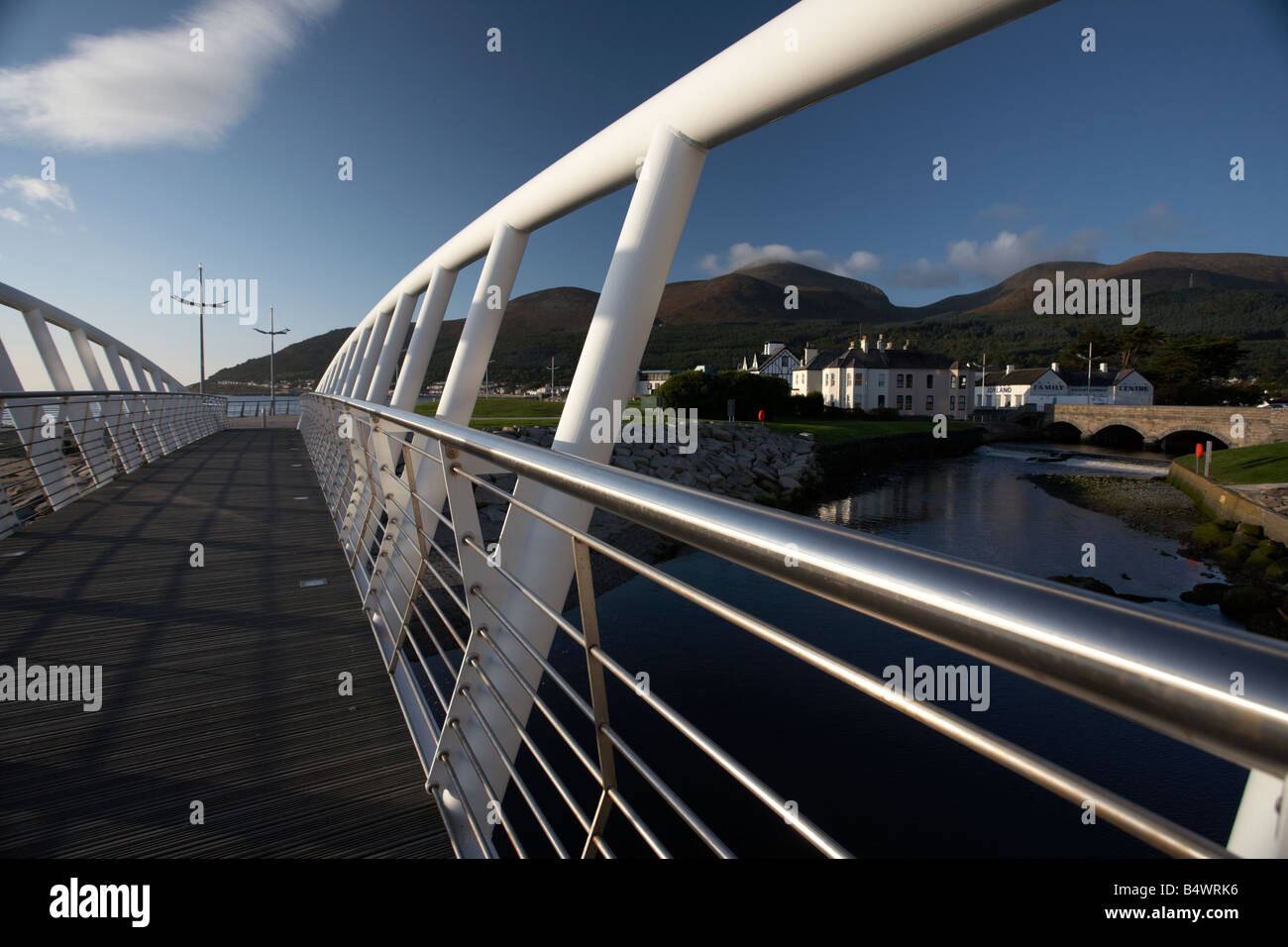 Promenade Fußgängerbrücke über den Fluss Shimna in Newcastle Grafschaft, Nord-Irland Stockfoto