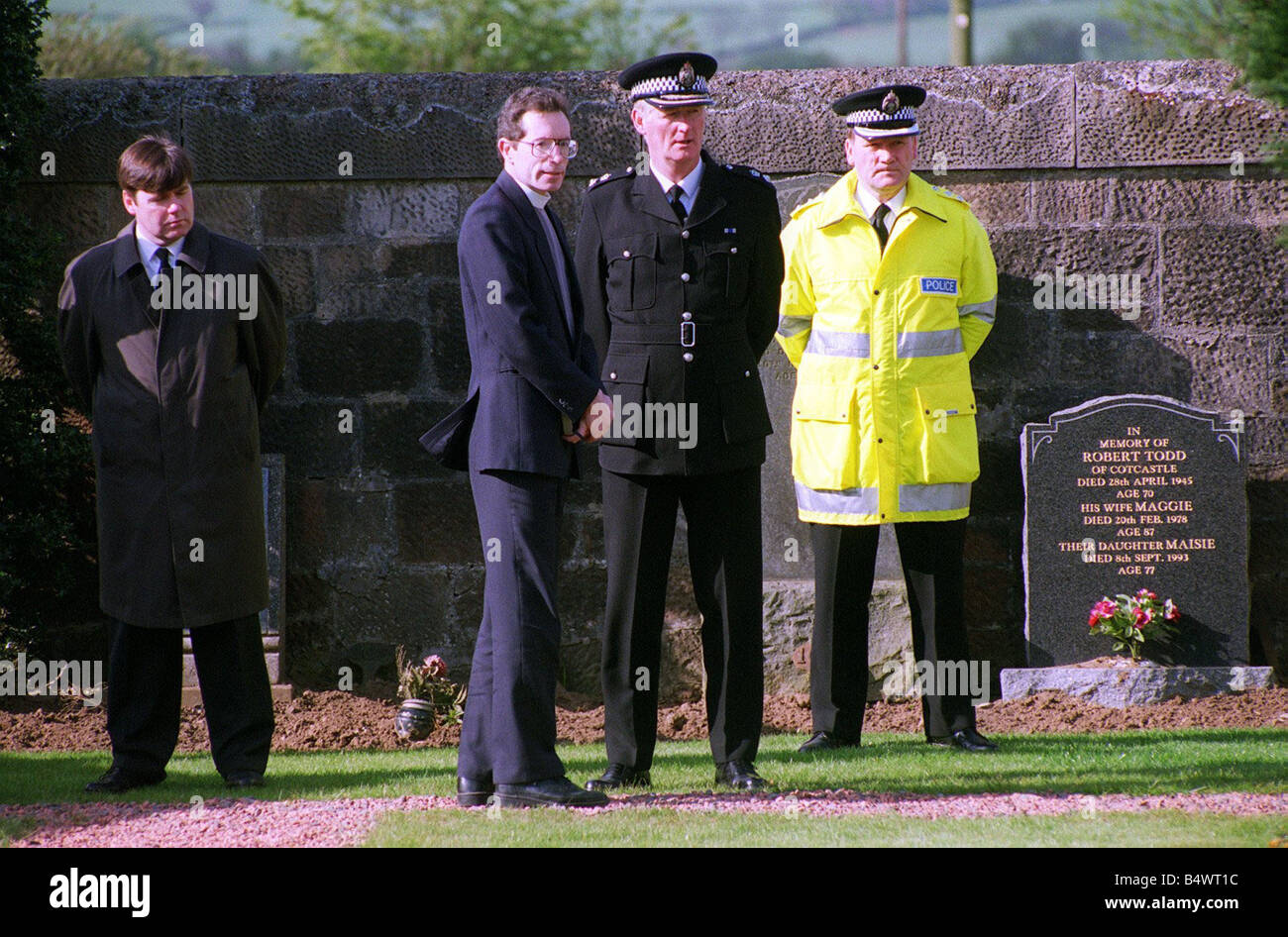 Polizei zu sehen, dass der Sarg von John McInnes ergriffen zurück zu seinem Grab Stonehouse Friedhof forensischen Tests nicht den Körper Bibel Johannes verweisen können Stockfoto