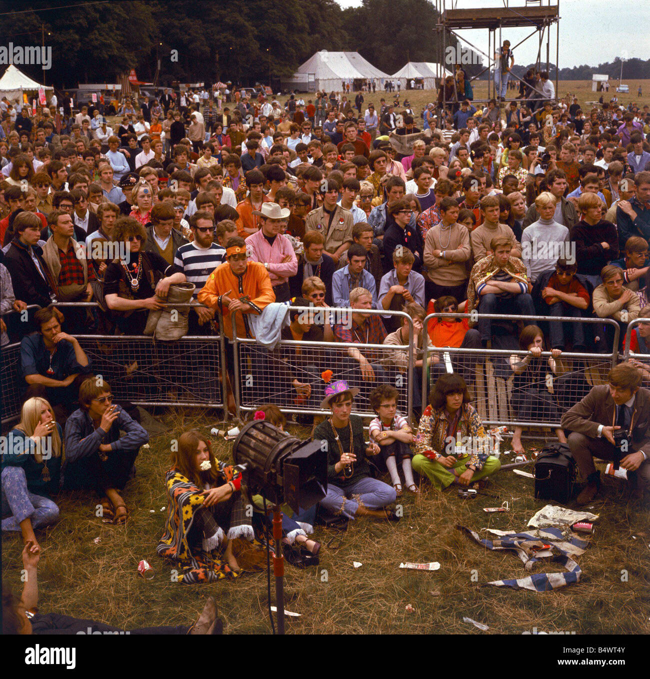 60er Jahre Mode der 1960er Jahre Kleidung Hippies am Blumenfest Festival der Blumenkinder in Woburn Abbey Stockfoto