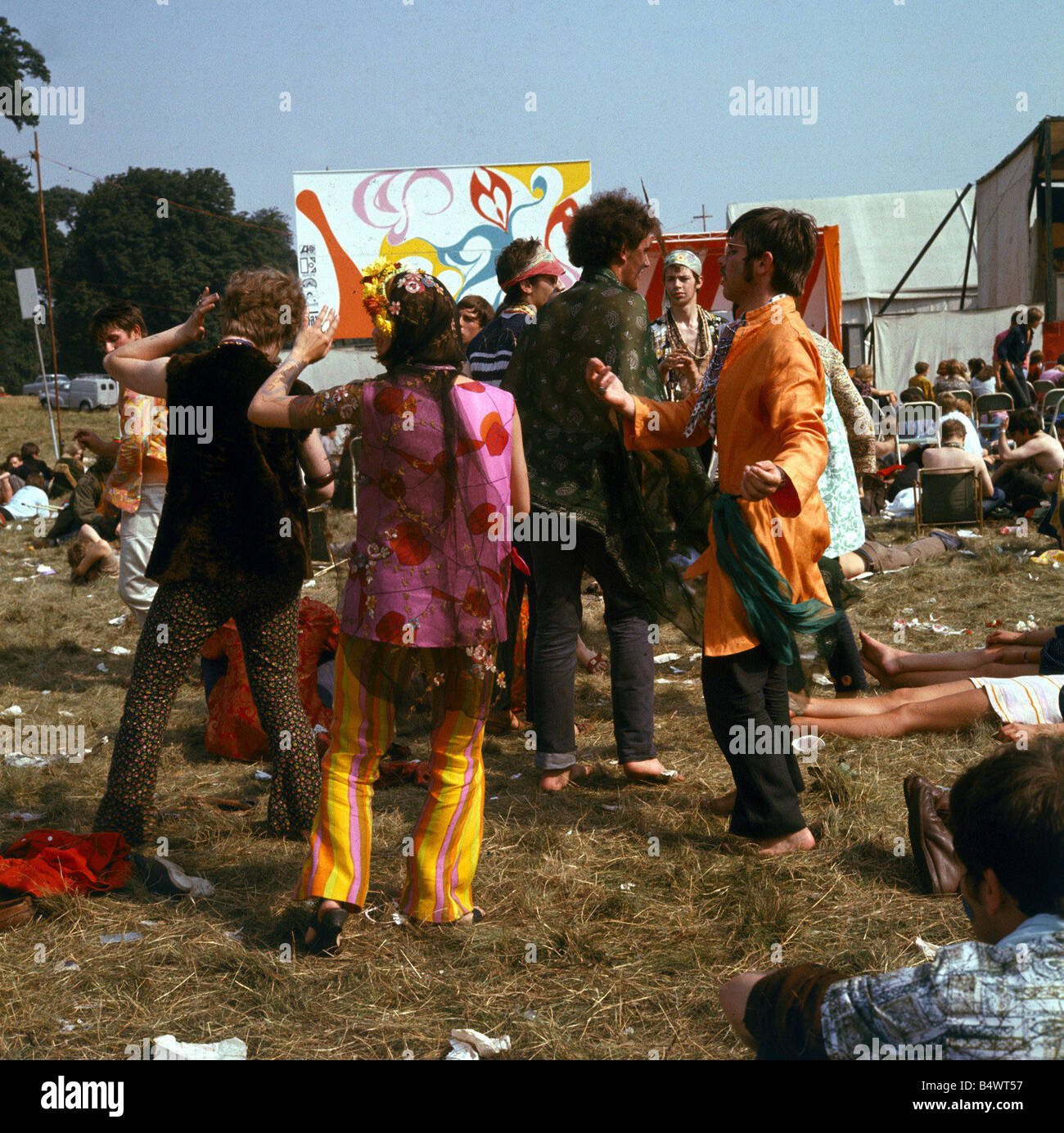 60er Jahre Mode der 1960er Jahre Kleidung Festival der Blumenkinder in Woburn Abbey Hippies am Blumenfest Stockfoto