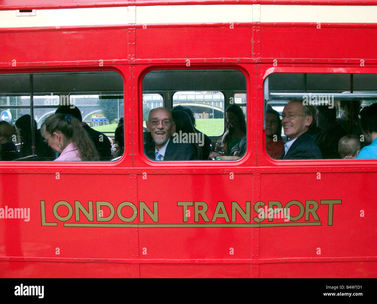 Routemaster Bus Hochzeitsparty Stockfoto