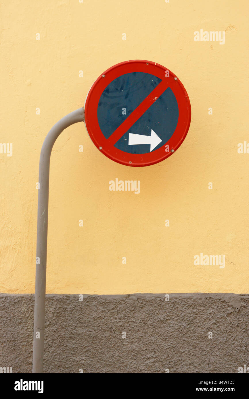 Keine Wartezeiten-Zeichen in Spanien gebogen Stockfoto