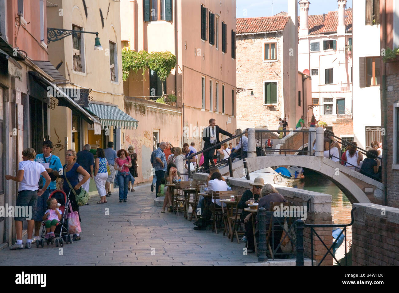 Kühlen und schattigen Nebenstraße imit einem kleinen Café in Venedig Italien Stockfoto