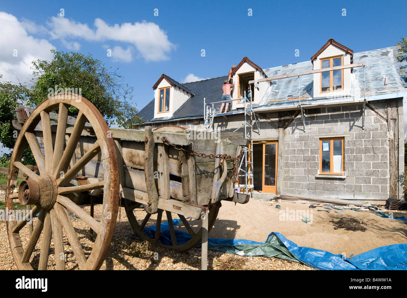 Alte traditionelle Bauernhof Warenkorb vor umgebaute Scheune, Sud-Touraine, Frankreich. Stockfoto
