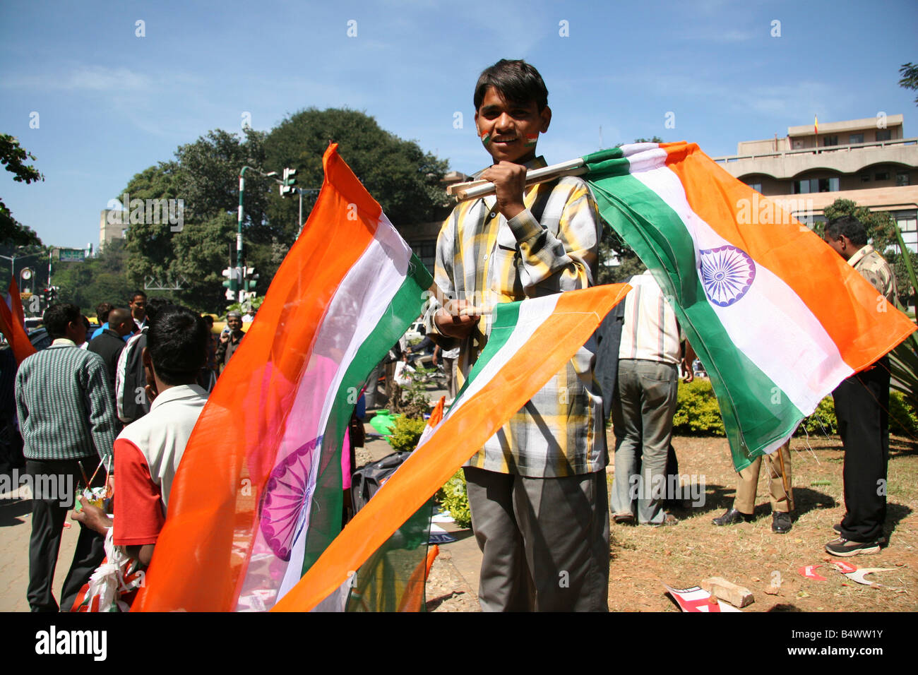 Ein Verkäufer verkauft Fahnen außerhalb der M Chinnaswamy Stadium in Bangalore, Indien. Stockfoto