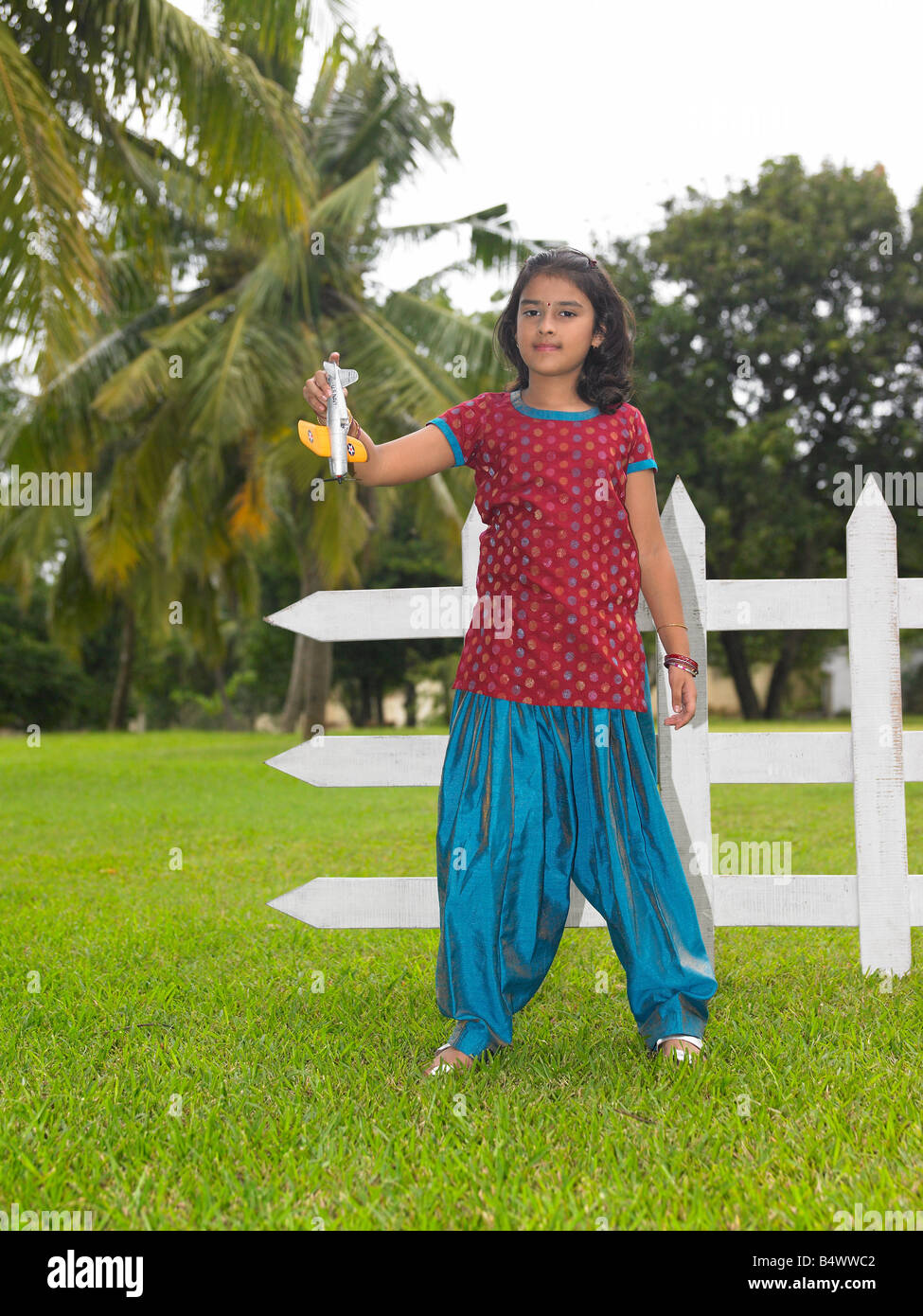 Asiatische Kind in den Park mit ihrem Spielzeug Flugzeug Stockfoto