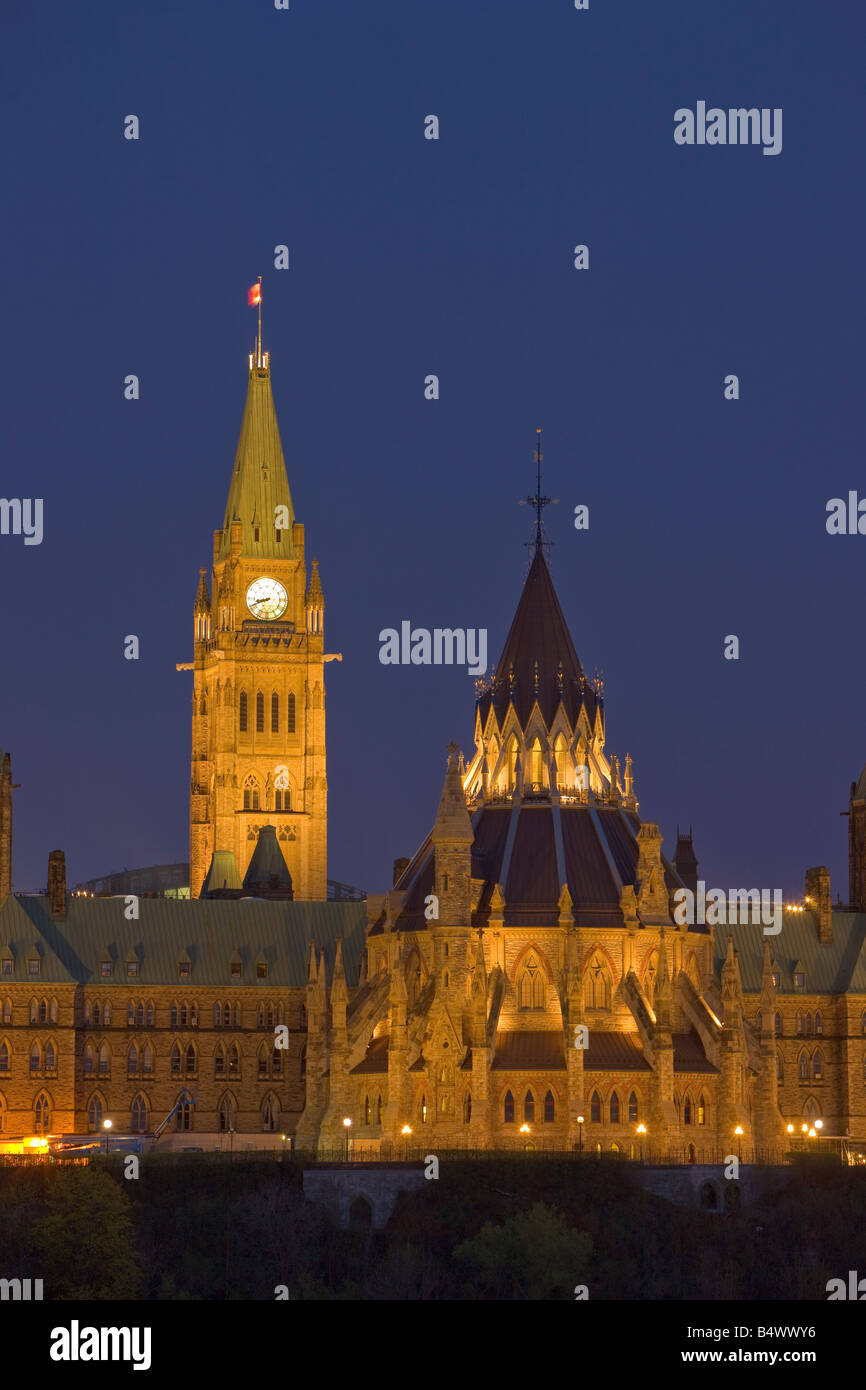 Ansicht des Parliament Hill gesehen vom Nepean Point in der Abenddämmerung in der Stadt von Ottawa, Ontario, Kanada. Stockfoto