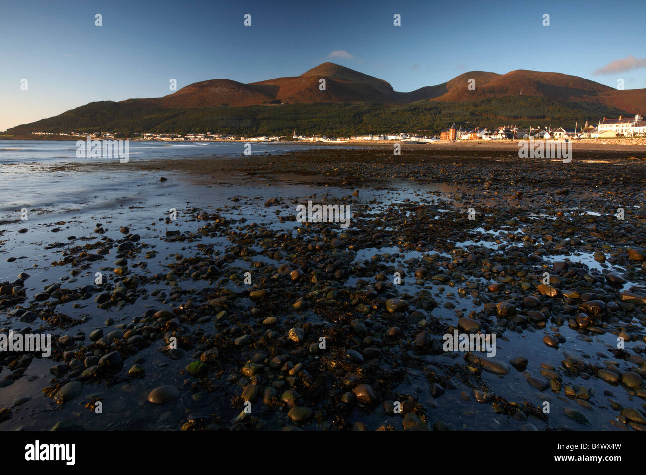 die Mourne Mountains und Newcastle Beach bei Morgengrauen County down Northern Irland Stockfoto