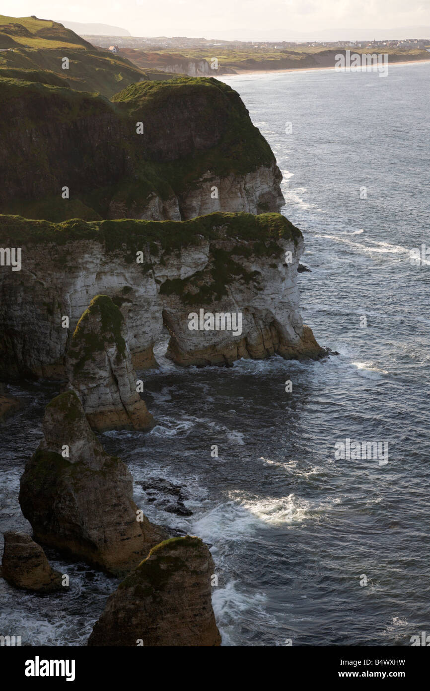 weiße Felsen Klippen auf dem North Antrim Causeway coastal route County Antrim-Nordirland-Großbritannien Stockfoto