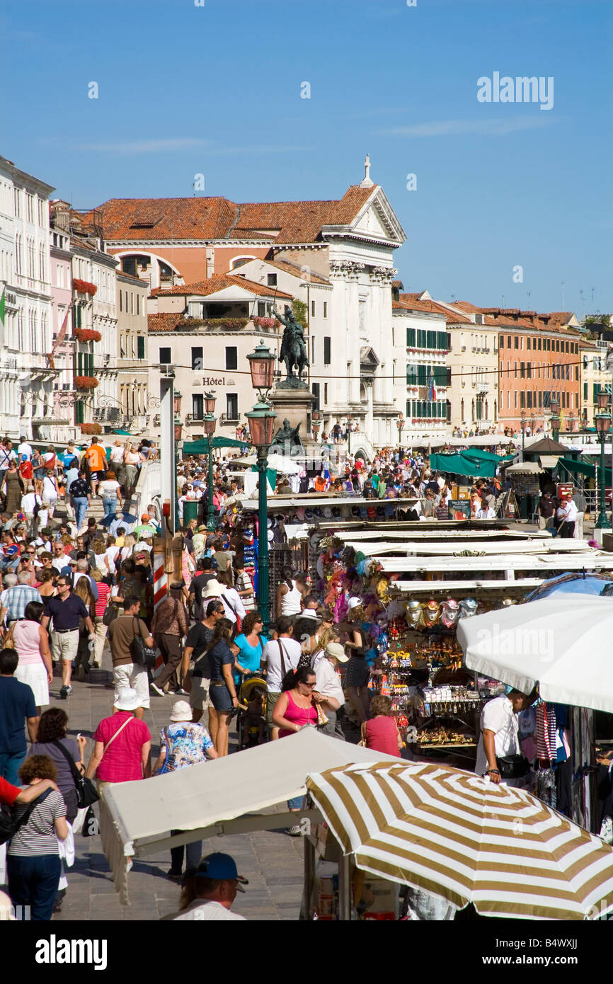 Ständen und Geschäften entlang der Lagune in Venedig Italien Stockfoto