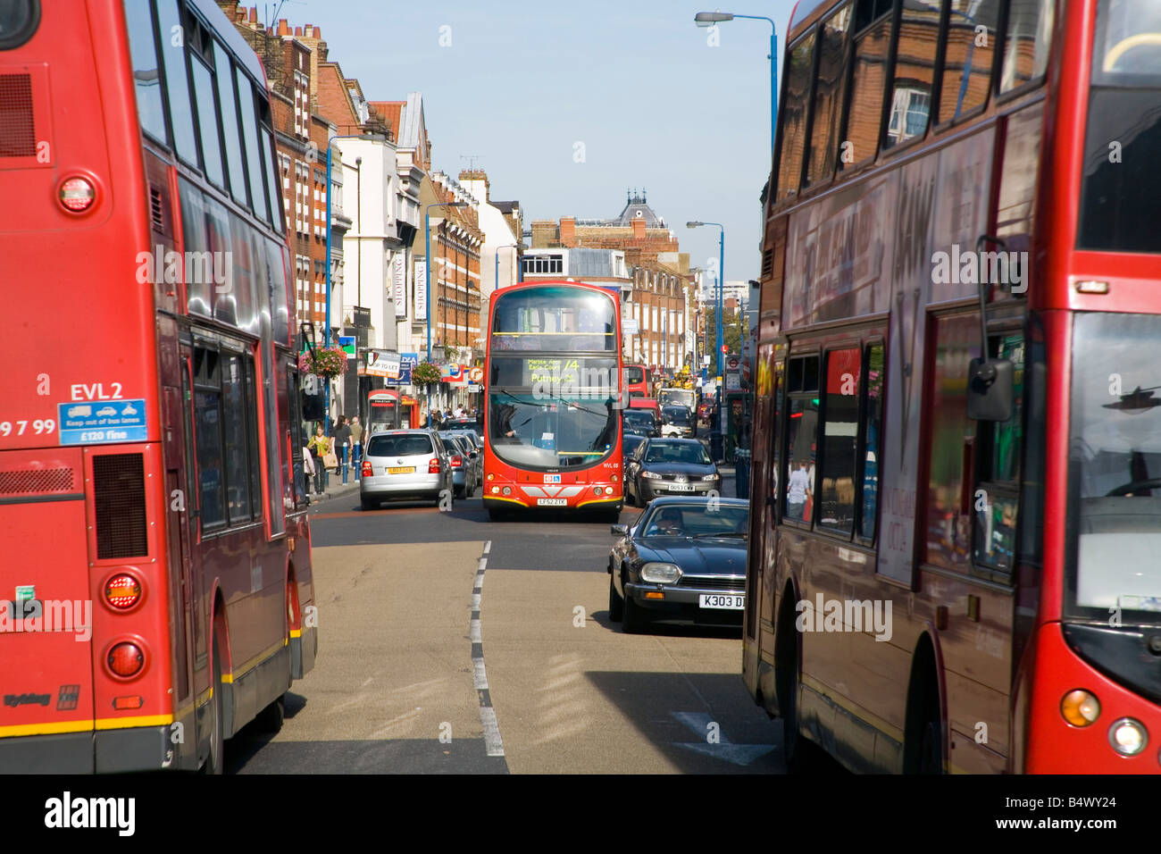 Londoner Busse in der geschäftigen Putney High street Stockfoto