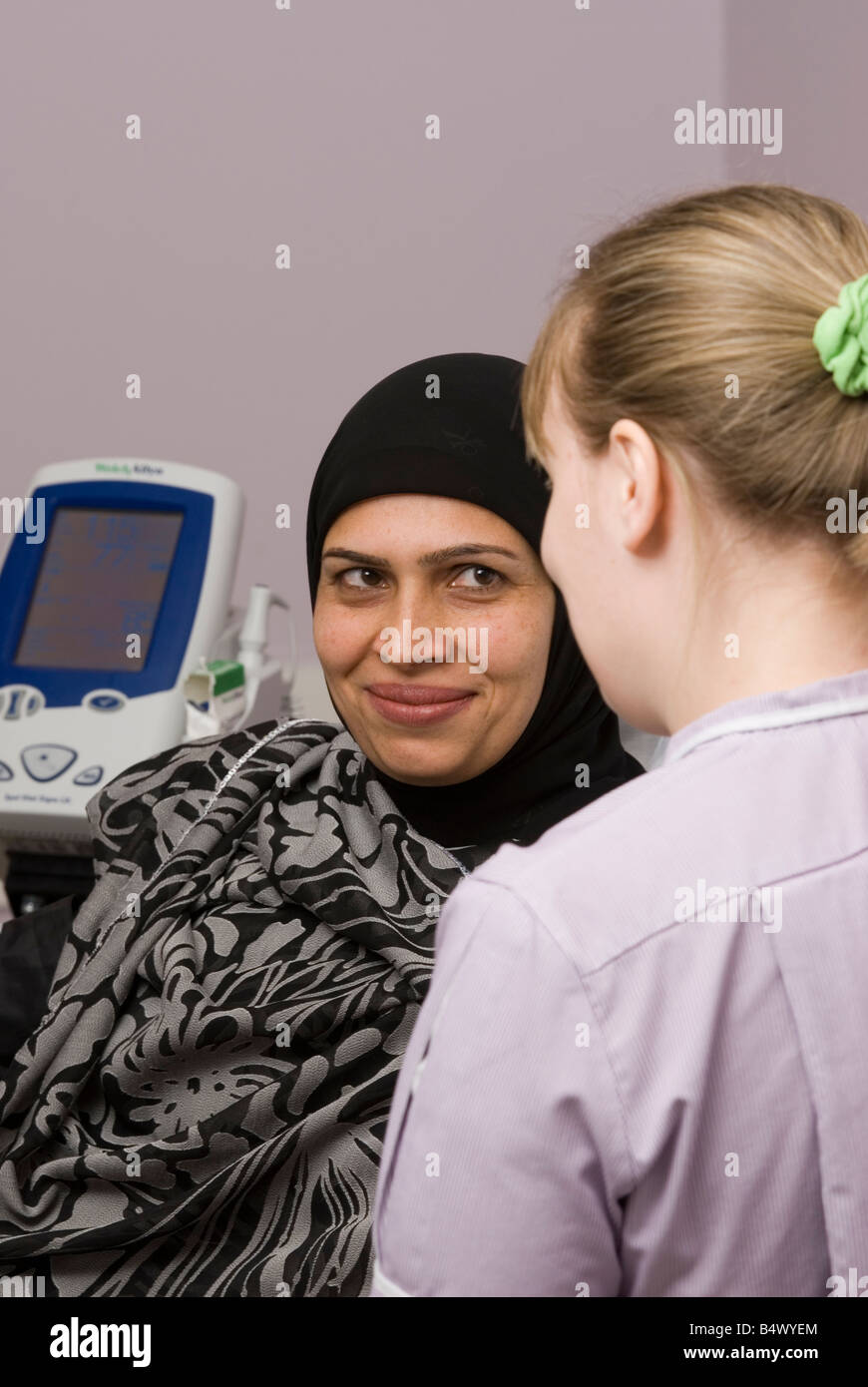 Asiatin in einem Krankenhausbett Stockfoto