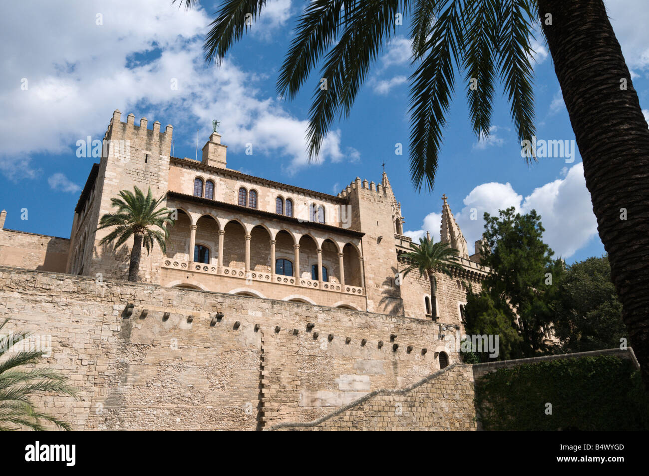 Der Almudaina-Palast befindet sich neben der Kathedrale von Palma, Palma, Mallorca, Spanien - Palacio De La Almudaina Stockfoto