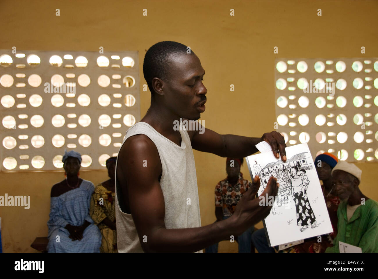 Sierra Leone August 2008 Koromasillaya CHC Community Health-Club Bangalie T Conteh Moderator Vortrag über HIV-Prävention Stockfoto