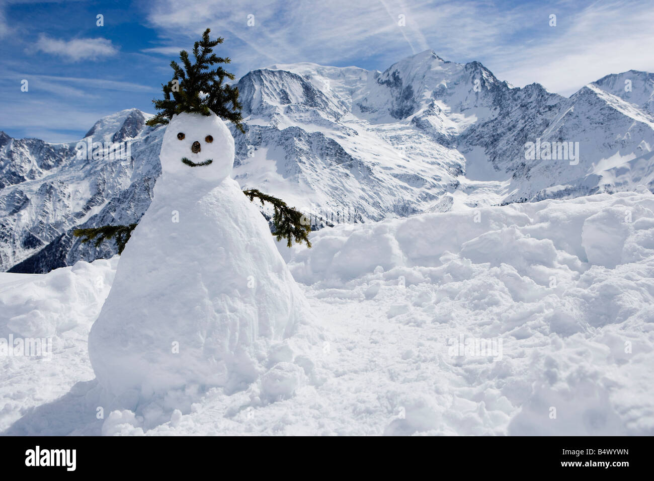 Einen Schneemann mit Bergen im Hintergrund Stockfoto