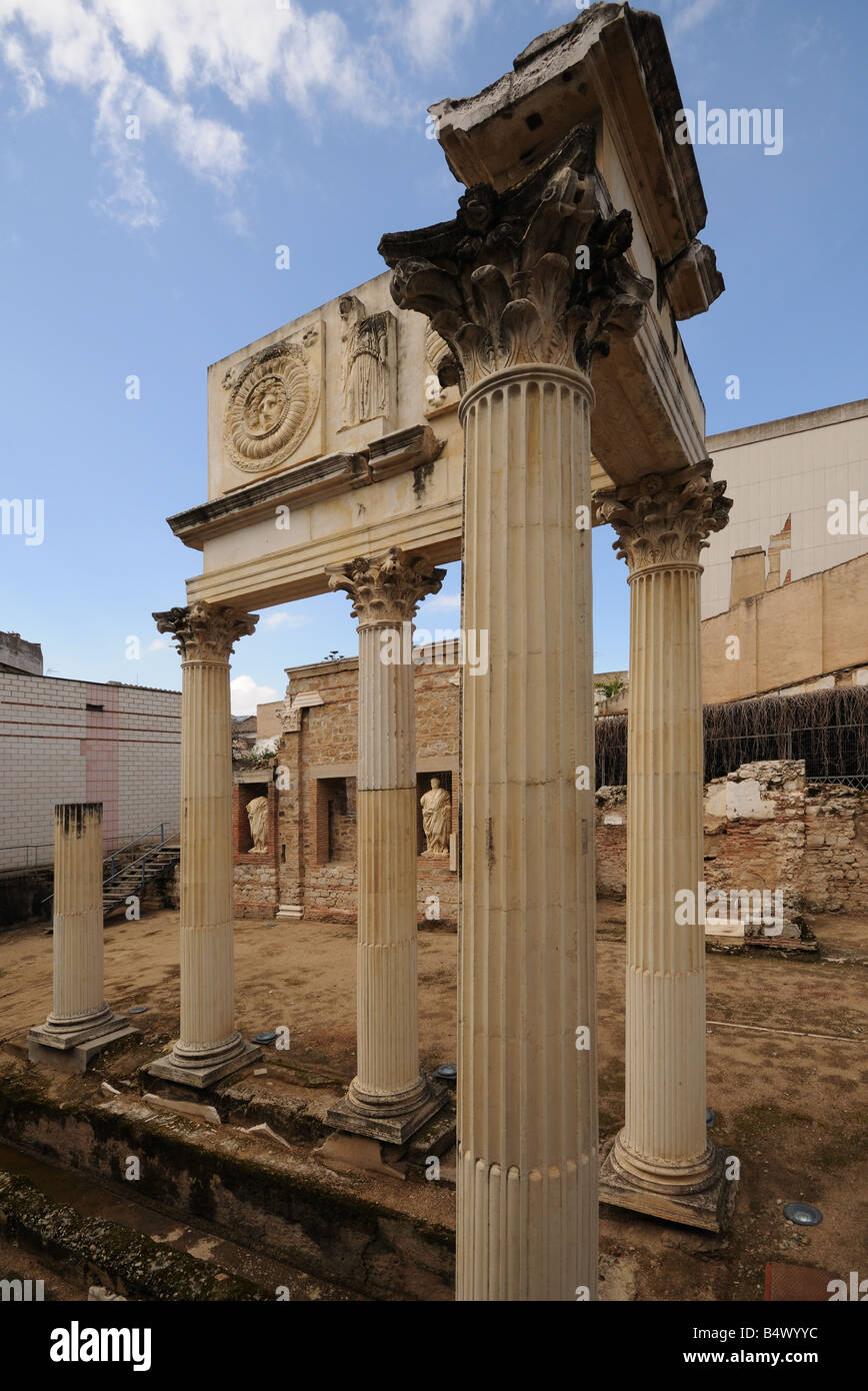 Tempel der Diana Templo de Diana mit hohen kannelierten Säulen in Calle Romero Leal Merida Extremadura Spanien Stockfoto