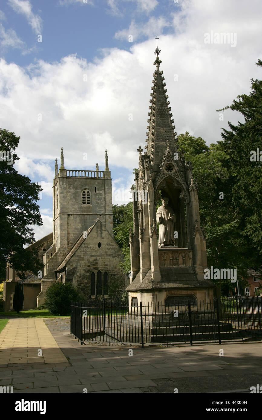 Stadt von Gloucester, England. Der Bischof Hooper Denkmal mit der St Mary De Lode Church im Hintergrund. Stockfoto