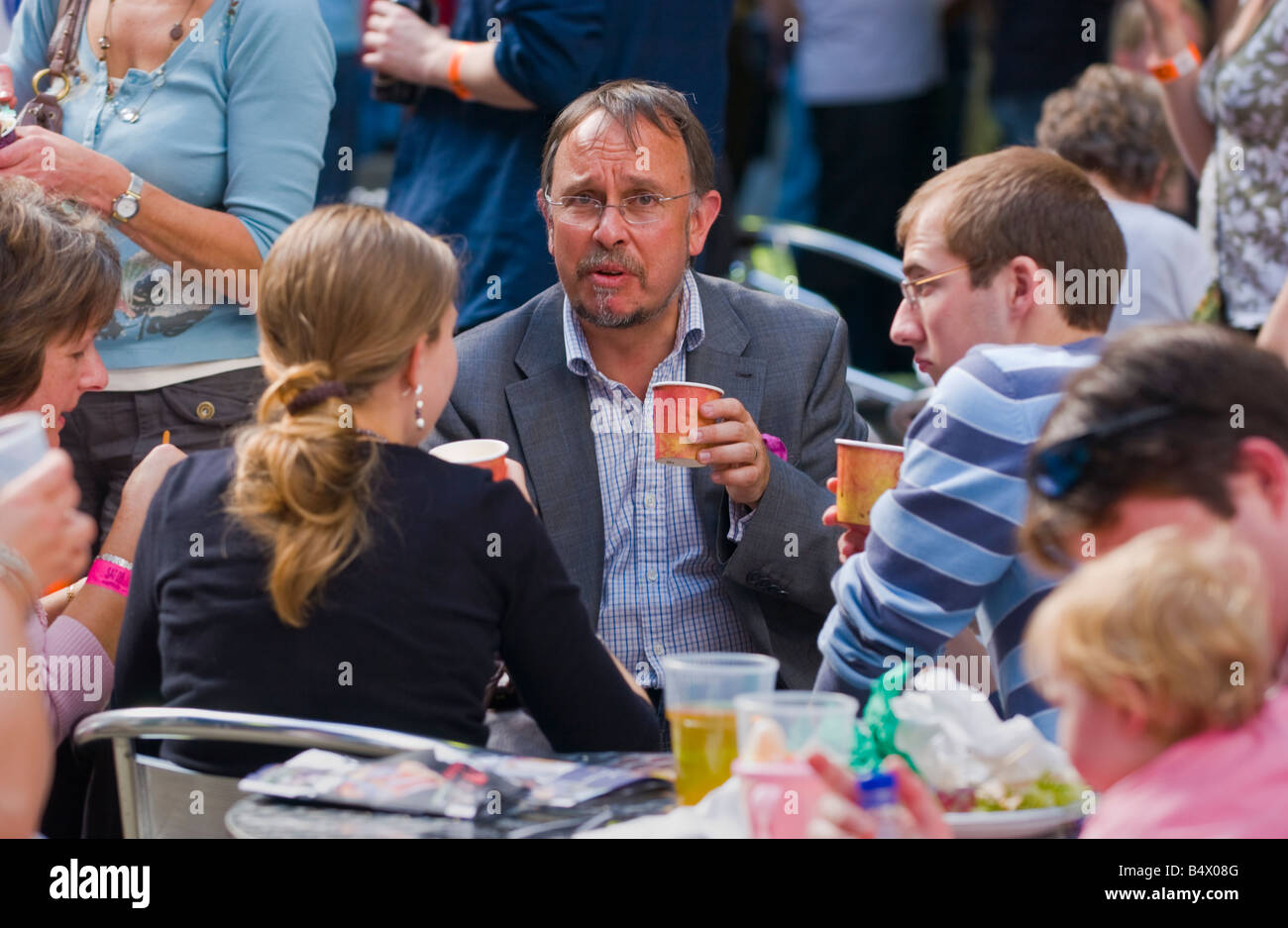 Menschen Essen und trinken in Markthalle in Abergavenny Food Festival Stockfoto