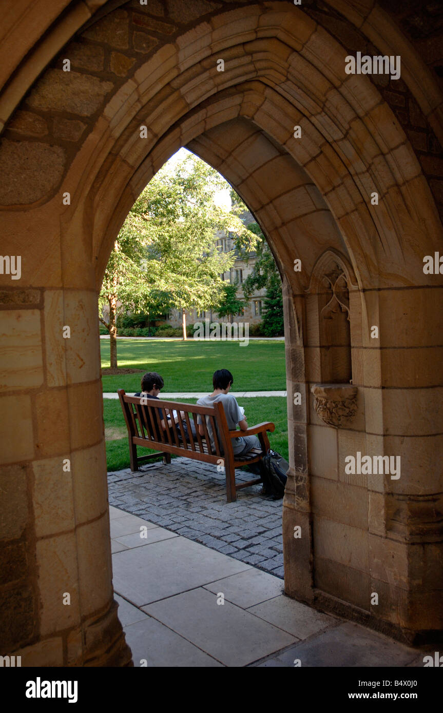 Yale Universitätsstudenten lesen auf Bank in Branford Hochschule Hof Stockfoto