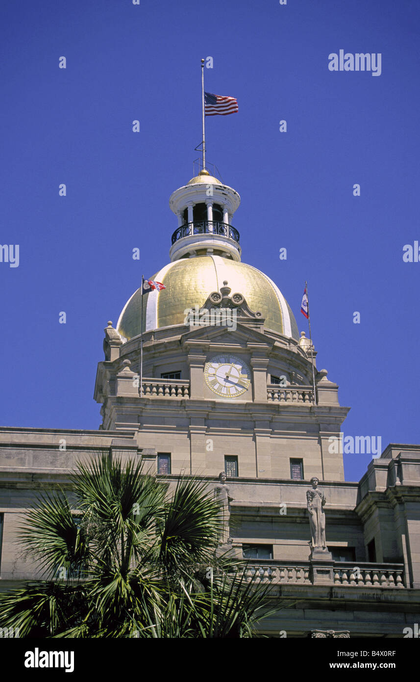 Ein Blick auf das historische Rathaus in der historischen Altstadt Savannah, Savannah Georgia. Stockfoto