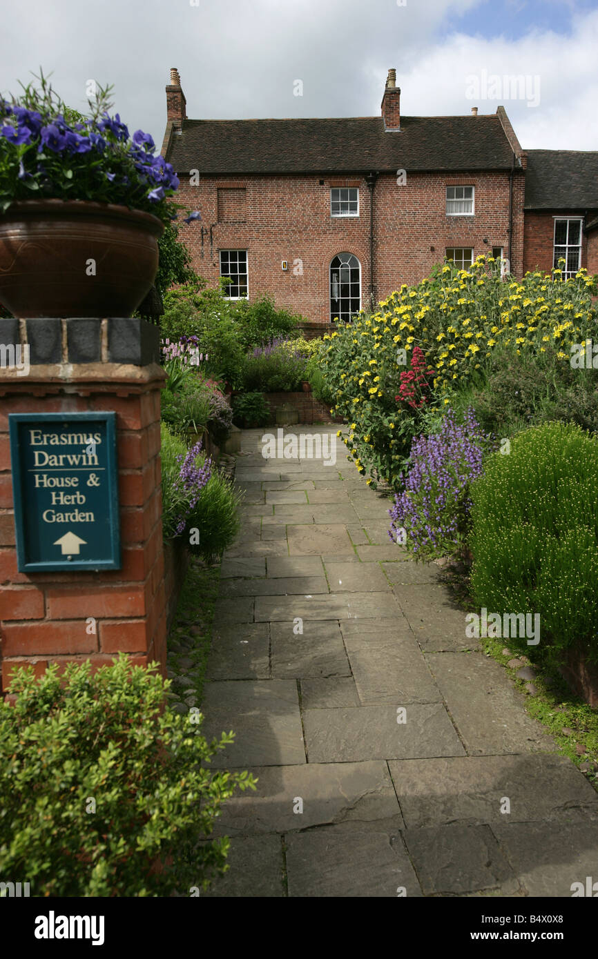 Stadt von Lichfield, England. Erasmus Darwin Kräutergarten befindet sich am nahe Darwin mit Darwins Haus im Hintergrund. Stockfoto