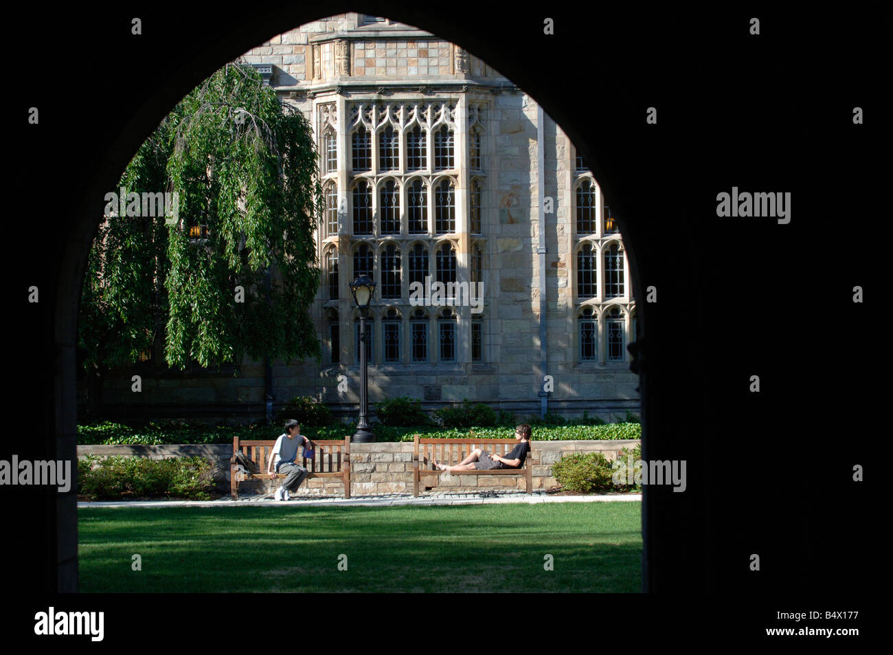 Yale Universitätsstudenten sprechen auf den Bänken im Branford Hochschule Hof Stockfoto
