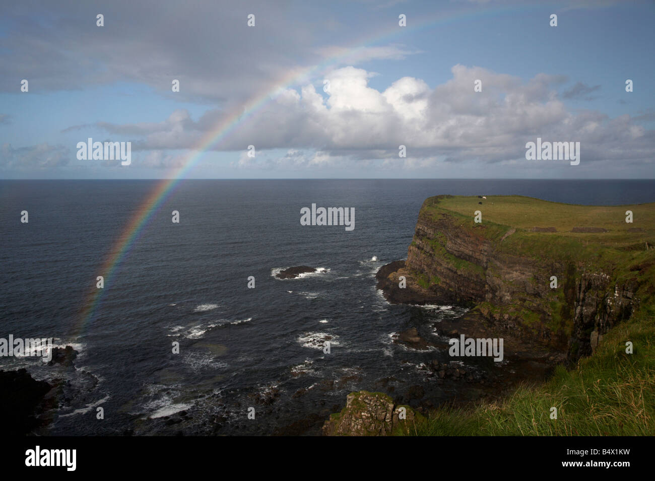 Regenbogen über Klippen auf dem North Antrim Causeway coastal route County Antrim-Nordirland-Großbritannien Stockfoto