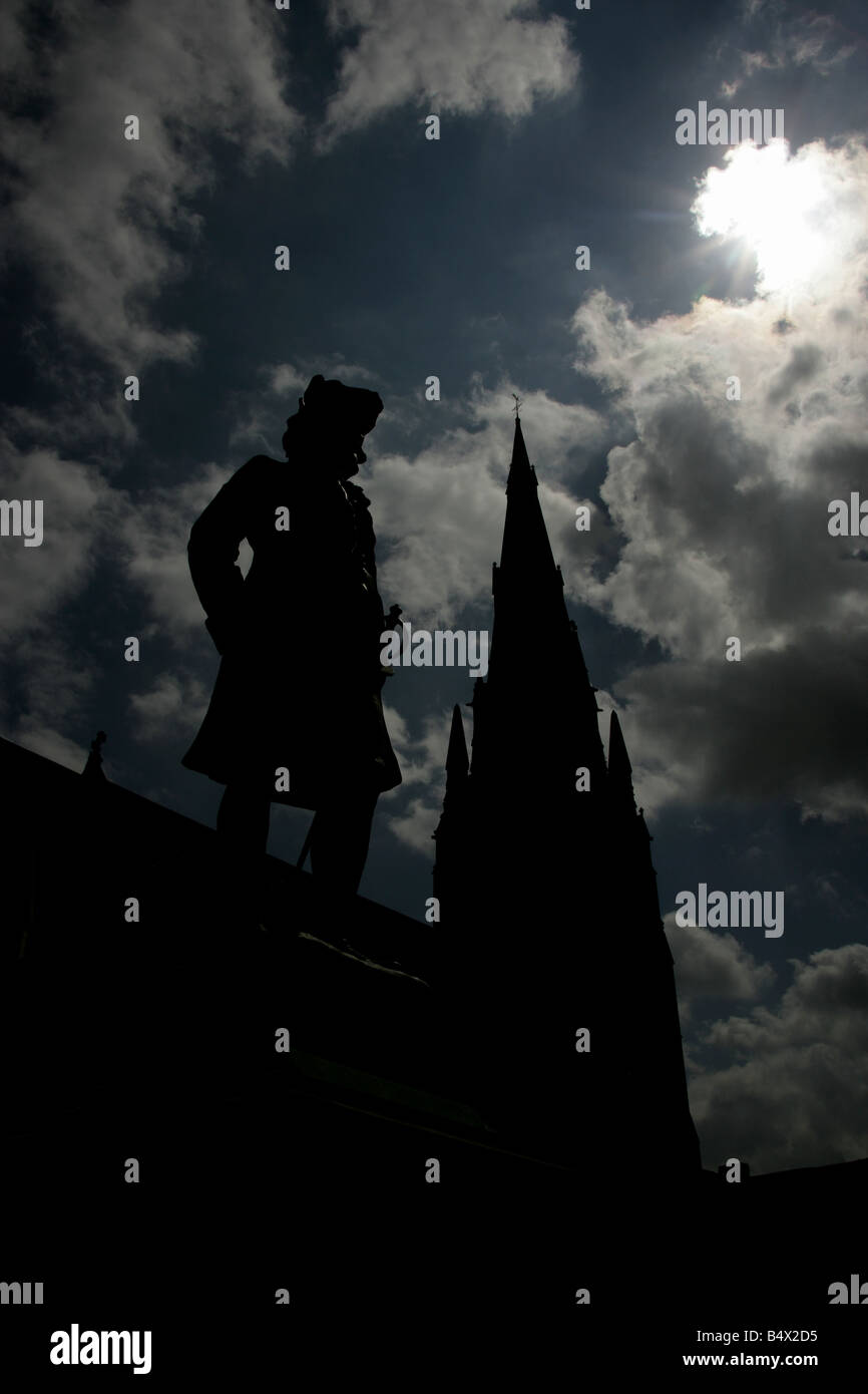 Stadt von Lichfield, England. Statue von James Boswell mit Str. Marys Kirche und Lichfield Heritage Centre in den Hintergrund. Stockfoto