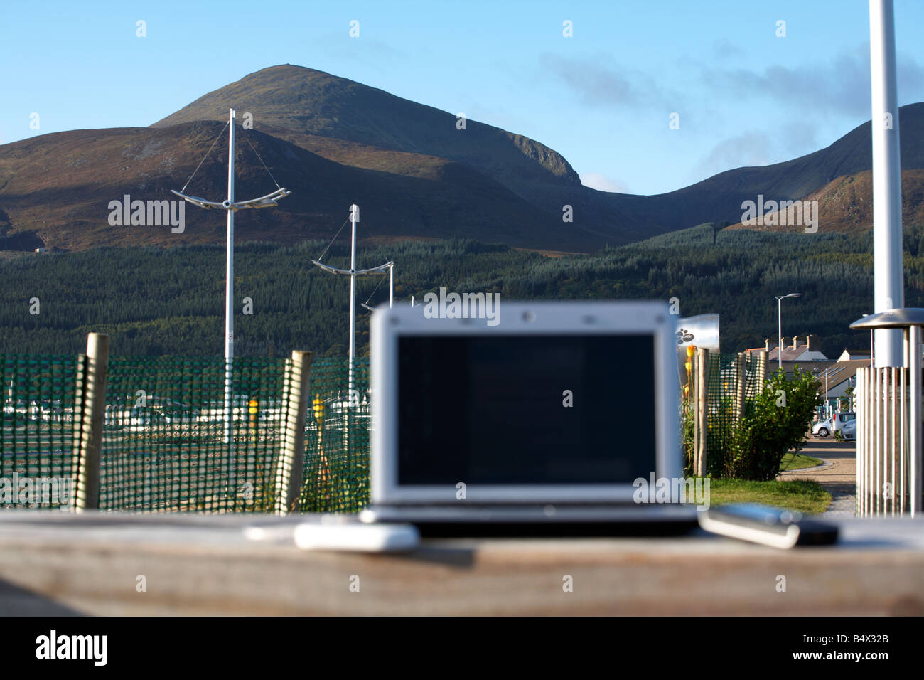 Notebook-Laptop-Computer ans Internet via 3G mobile-Dongle an einem abgelegenen Ort am Meer promenade newcastle Stockfoto