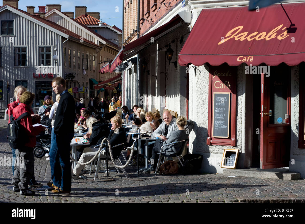 Café an der beliebten Straße Haga Nygata im alten Haga Viertel in Gothenburg Schweden Stockfoto