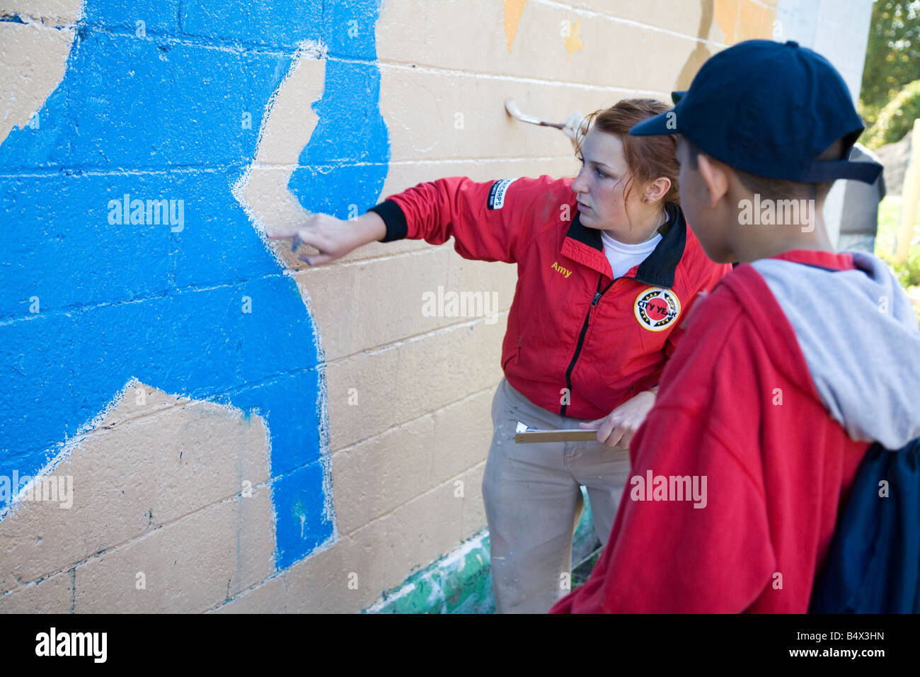 Stadt Jahr freiwillige Arbeiten mit Jugend Malerei Wand Stockfoto